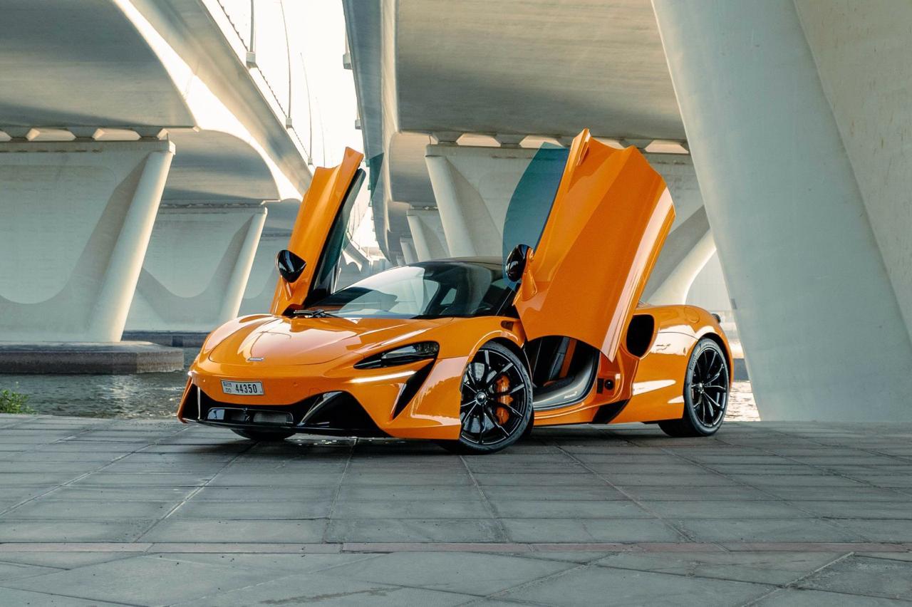 2025 McLaren Artura 