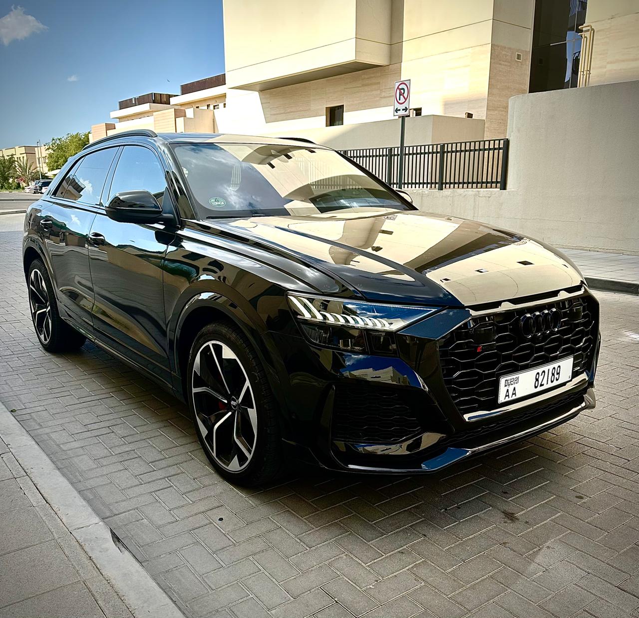Audi RSQ8 Black Best Rate 2024 Location de voiture Dubaï, Émirats Arabes Unis