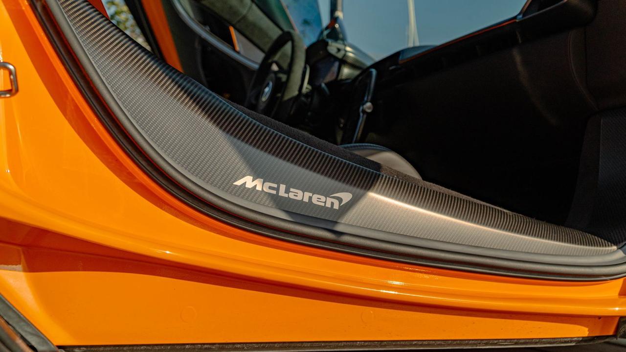 2025 McLaren Artura 