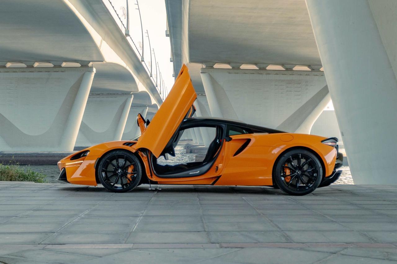 2025 McLaren Artura 